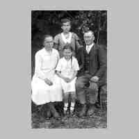 014-0022 Familie August Kuckuck mit Tochter Erna und Gretel.jpg